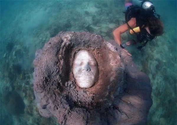 Tho lan tim thay nhung khuon mat bi an duoi day bien-Hinh-2