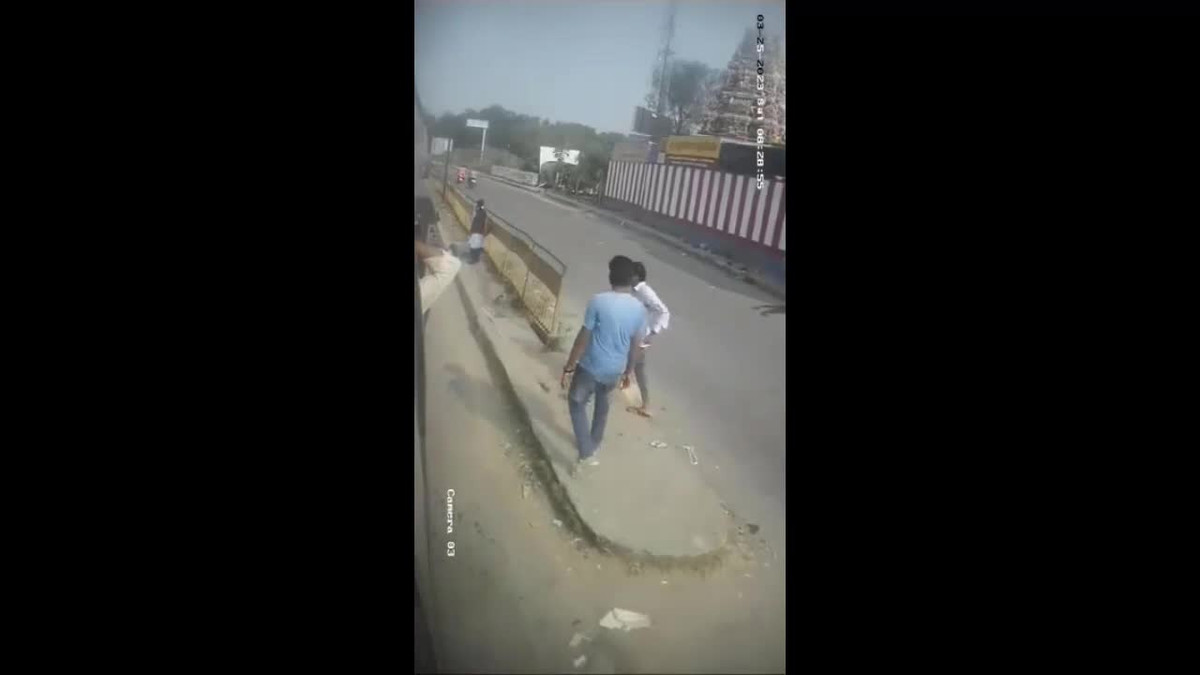 Video: Kinh hoang xe tai mat lai, cay nat hon 10m dai phan cach