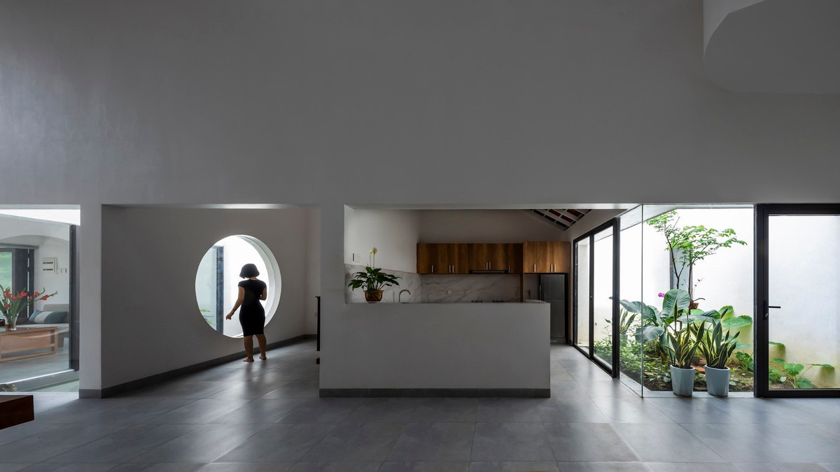 Phòng ngủ nằm ở cuối nhà – “nhà thấp”, tạo sự yên tĩnh, riêng tư nhưng vẫn đảm bảo sự kết nối với các không gian sống khác.