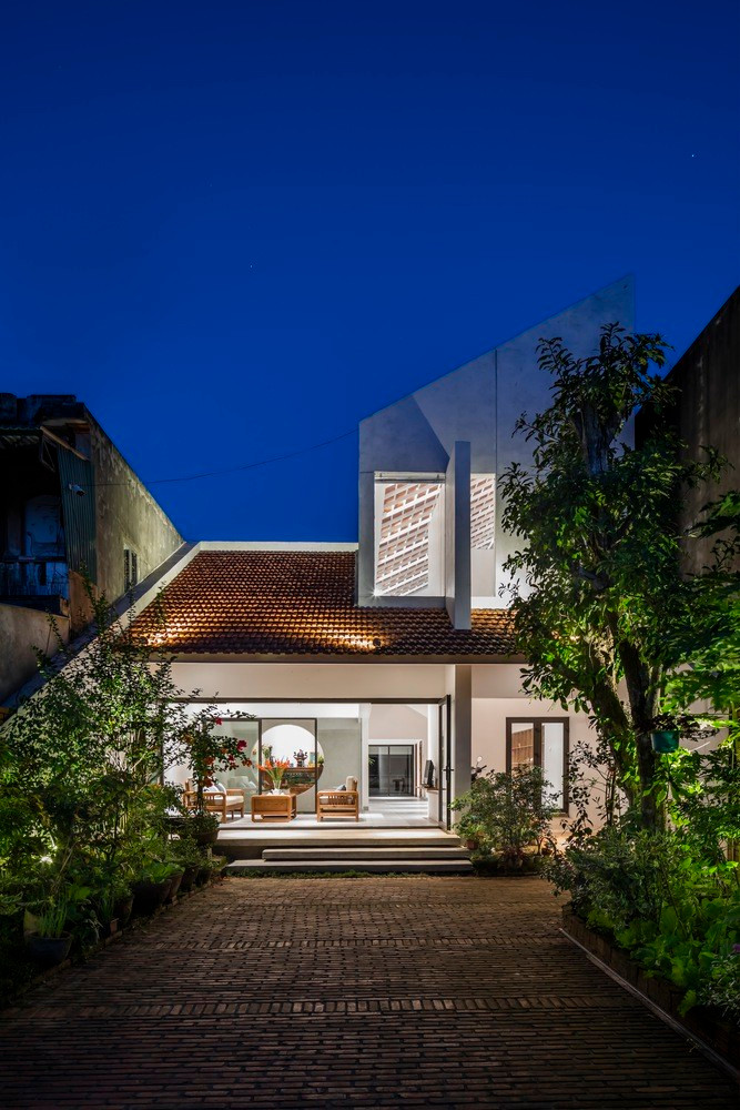 Vật liệu của ngôi nhà được lưu giữ và tái sử dụng qua nhiều thế hệ. Trong đó, gạch được sử dụng để lát sân và xây hàng rào, mang lại cảm giác thân thuộc, nhẹ nhàng.