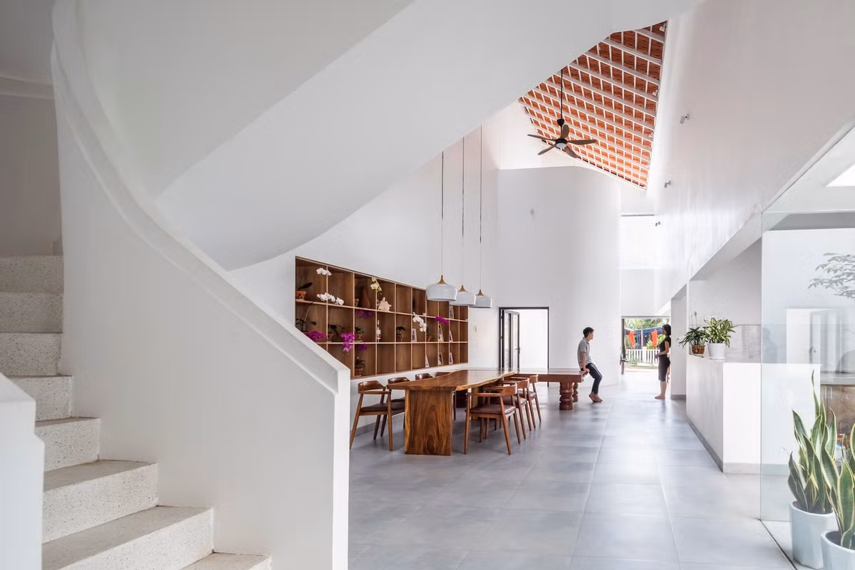 Ánh sáng được tập trung và tận dụng theo nhiều cách khác nhau, từ sân trong, giếng trời, cửa sổ kính... tạo nên sự chuyển tiếp giữa không gian bên trong và bên ngoài, đồng thời tăng chiều sâu và cảm nhận về không gian vào các thời điểm khác nhau trong ngày.