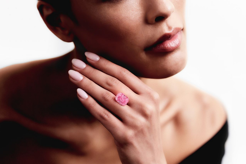 Viên kim cương hồng siêu hiếm dự kiến mang về 35 triệu USD ảnh 3 Viên kim cương hồng siêu hiếm dự kiến mang về 35 triệu USD ảnh 2