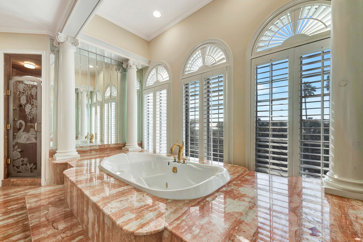 Ben trong can biet thu ven bien gan 30 trieu USD-Hinh-5