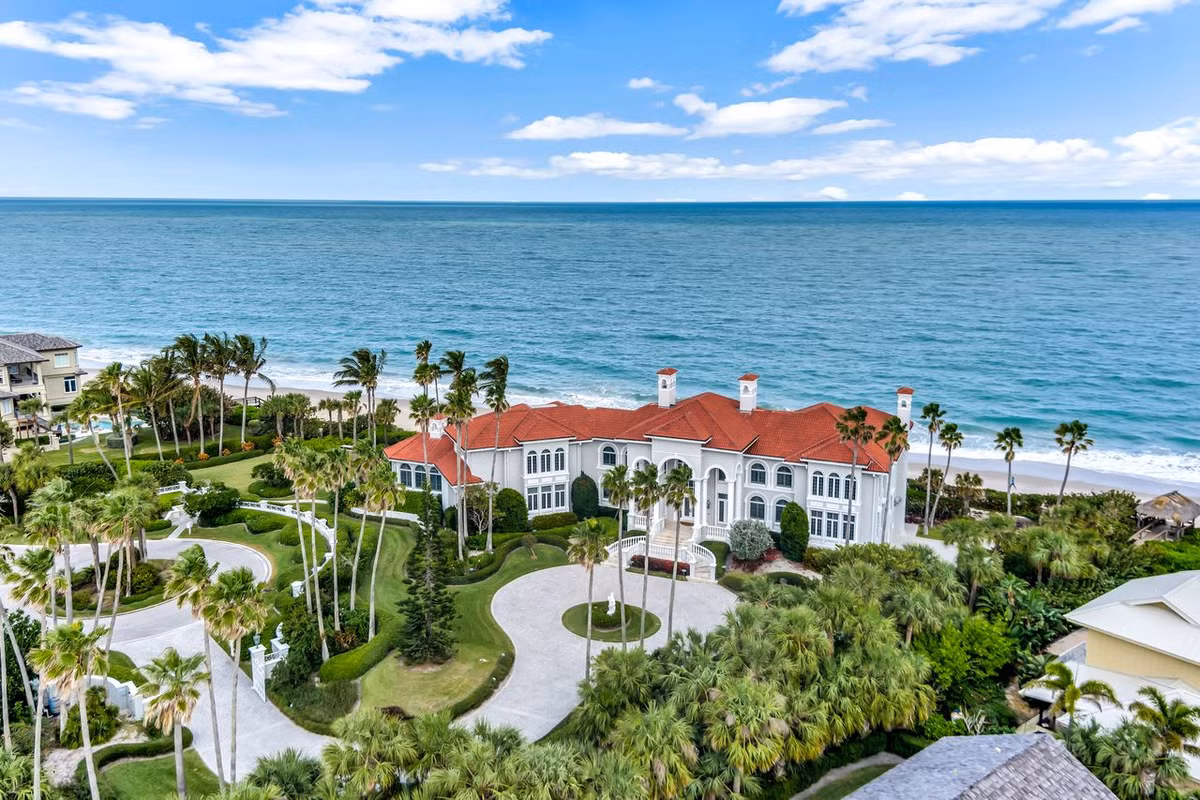 Ben trong can biet thu ven bien gan 30 trieu USD-Hinh-2