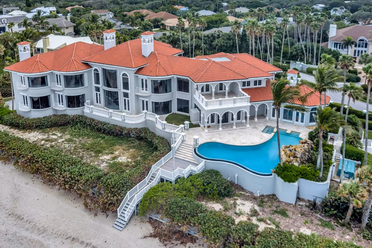 Ben trong can biet thu ven bien gan 30 trieu USD