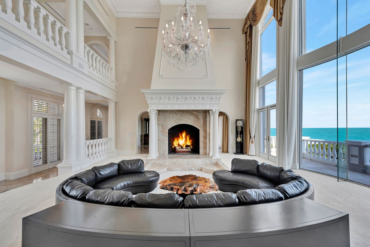 Ben trong can biet thu ven bien gan 30 trieu USD-Hinh-4