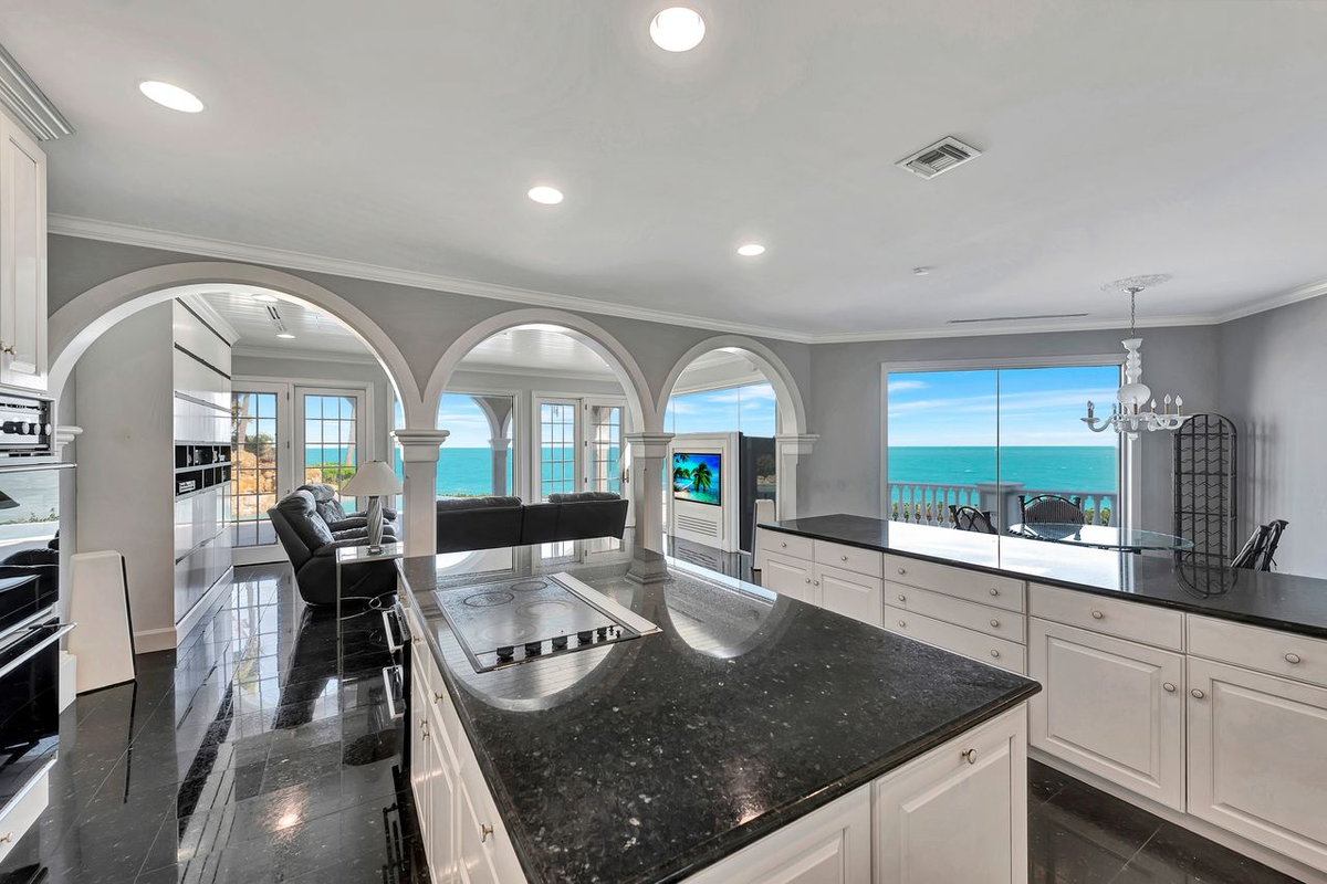 Ben trong can biet thu ven bien gan 30 trieu USD-Hinh-3