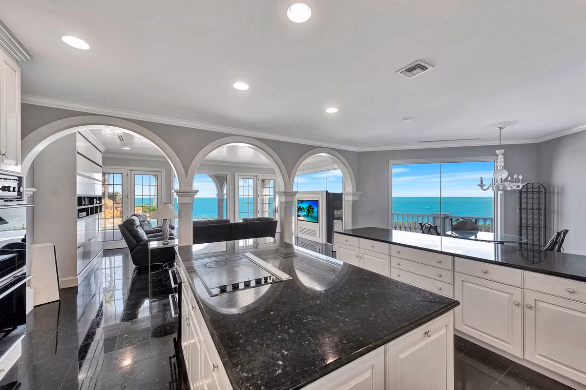 Ben trong can biet thu ven bien gan 30 trieu USD-Hinh-3