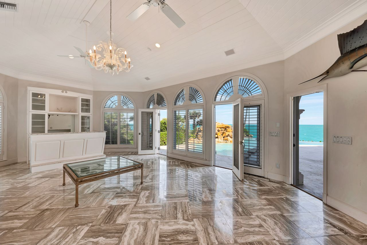 Ben trong can biet thu ven bien gan 30 trieu USD-Hinh-6