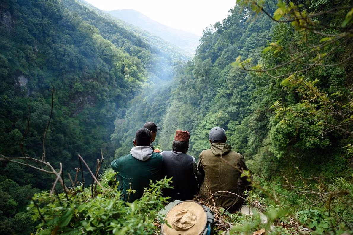 Trước khi ra ngoài tìm kiếm tổ ong, những thợ săn sẽ ngồi trên đỉnh đồi và bày tỏ lòng kính trọng với mẹ thiên nhiên. Họ cũng xin phép để thu thập mật ong. Bằng cách này, họ tin rằng mình sẽ được bảo vệ khỏi mọi nguy hiểm trong quá trình thu hoạch.