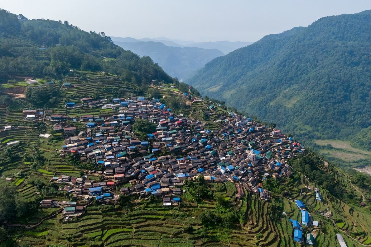 Bhujung là một trong những khu vực xa xôi thuộc quận Lamjung, phía bắc miền Trung Nepal. Nơi đây ẩn mình trong một thung lũng tươi tốt và được bao quanh bởi những ngọn núi ngọc lục bảo từ mọi phía. Nhìn từ trên cao, Bhujung có khoảng 800 ngôi nhà được xây dựng dày đặc.
