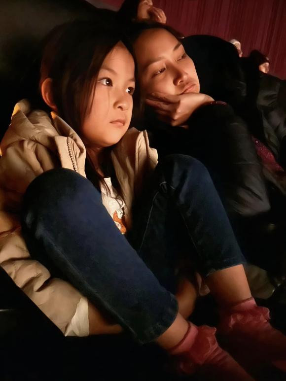 Lam Truong dang anh chup len vo tre o rap chieu phim-Hinh-4