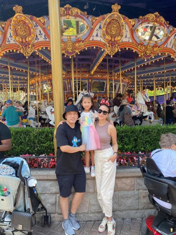 Lam Truong dang anh chup len vo tre o rap chieu phim-Hinh-5