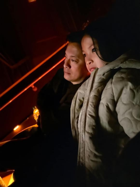 Lam Truong dang anh chup len vo tre o rap chieu phim-Hinh-3