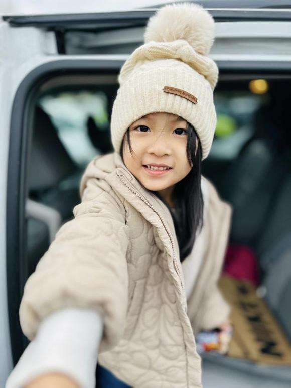 Lam Truong dang anh chup len vo tre o rap chieu phim-Hinh-2