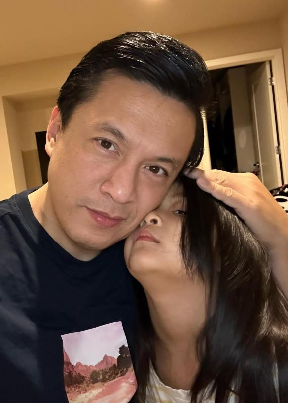 Lam Truong dang anh chup len vo tre o rap chieu phim