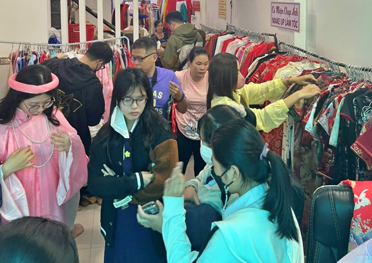 Cho thuê áo dài Tết, chủ tiệm thu lãi lớn, tiếp khách xuyên trưa - Hình 3 Cho thue ao dai Tet, chu tiem thu lai lon, tiep khach xuyen trua-Hinh-3