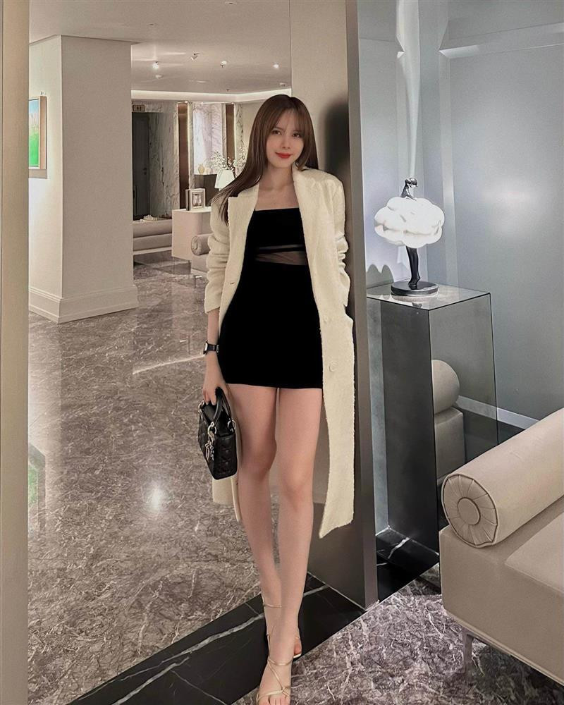 Thiều Bảo Trâm (sinh năm 1994, tại Thanh Hóa) hiện đang hoạt động nghệ thuật với vai trò ca sĩ. Bên cạnh đó, sao nữ này còn nổi tiếng với nhan sắc nổi bật, đặc biệt là làn da trắng mịn và đôi chân thon dài, là thành quả của việc chăm chỉ tập luyện thể thao, kết hợp cùng chế độ ăn uống khoa học, lành mạnh. Có lợi thế ngoại hình, Thiều Bảo Trâm cũng tự tin diện các trang phục tôn dáng khi đi diễn lẫn lúc ở nhà, đi sự kiện hoặc đi chơi cùng bạn bè. Ở tuổi 29 Thiều Bảo Trâm theo đuổi phong cách gợi cảm, quyến rũ. Cô nàng cũng sở hữu cho mình bộ sưu tập các mẫu váy, túi xách hay giày dép đến từ nhiều thương hiệu đắt đỏ trong và ngoài nước.