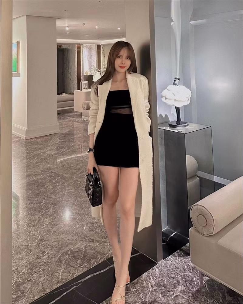 Thiều Bảo Trâm (sinh năm 1994, tại Thanh Hóa) hiện đang hoạt động nghệ thuật với vai trò ca sĩ. Bên cạnh đó, sao nữ này còn nổi tiếng với nhan sắc nổi bật, đặc biệt là làn da trắng mịn và đôi chân thon dài, là thành quả của việc chăm chỉ tập luyện thể thao, kết hợp cùng chế độ ăn uống khoa học, lành mạnh. Có lợi thế ngoại hình, Thiều Bảo Trâm cũng tự tin diện các trang phục tôn dáng khi đi diễn lẫn lúc ở nhà, đi sự kiện hoặc đi chơi cùng bạn bè. Ở tuổi 29 Thiều Bảo Trâm theo đuổi phong cách gợi cảm, quyến rũ. Cô nàng cũng sở hữu cho mình bộ sưu tập các mẫu váy, túi xách hay giày dép đến từ nhiều thương hiệu đắt đỏ trong và ngoài nước.