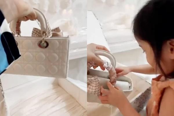 ó thể thấy Trường Giang không chỉ giàu có mà còn rất tâm lý khi tậu về chiếc túi Dior đang hot này về để tặng vợ