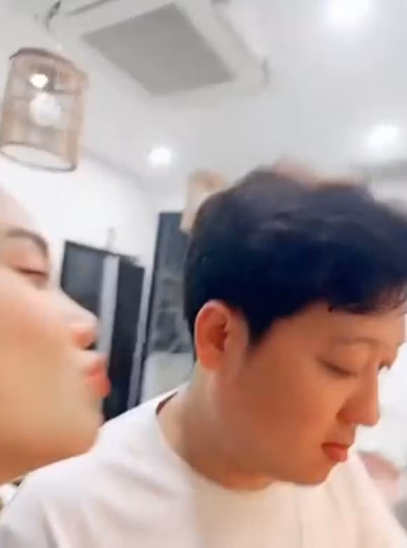 Thích thú vì được nhận quà xịn, Nhã Phương hôn gió chồng bày tỏ sự cảm ơn của mình.