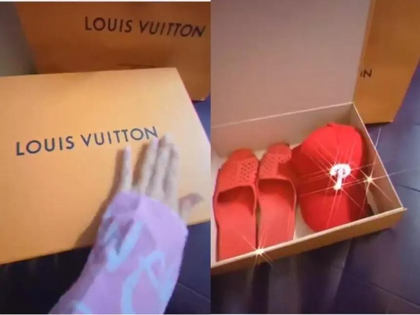 ới tính cách hài hước, lầy lội nên Trường Giang cũng không thiếu những lần tặng quà vợ theo cách có một không hai. Nhân kỷ niệm một năm ngày cưới, Trường Giang tặng vợ hộp quà hàng hiệu của Louis Vuitton, nhưng bên trong lại là một đôi dép tổ ong màu đỏ và mũ lưỡi trai có thêu chữ P (tên của Nhã Phương) khiến cô "rớt nước mắt".