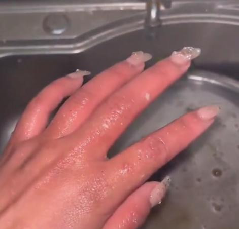 Ra mat nha ban trai dip Tet, co gai phai rua bat rop tay-Hinh-2