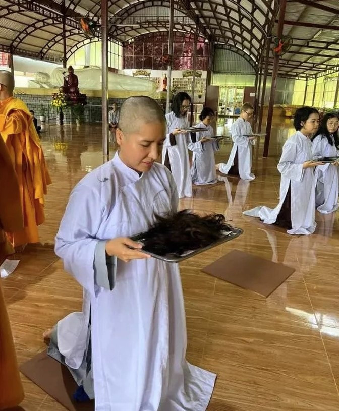 Loat sao Viet xuong toc xuat gia gieo duyen khien cong chung ngo ngang-Hinh-4