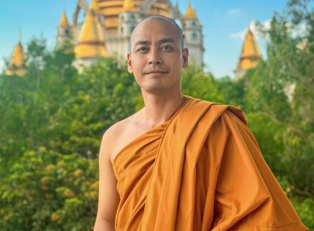 Loat sao Viet xuong toc xuat gia gieo duyen khien cong chung ngo ngang-Hinh-2