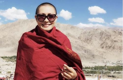 Loat sao Viet xuong toc xuat gia gieo duyen khien cong chung ngo ngang-Hinh-5