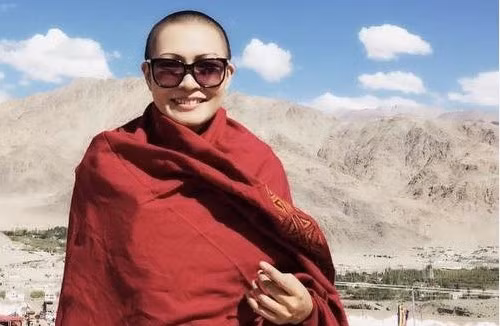 Loat sao Viet xuong toc xuat gia gieo duyen khien cong chung ngo ngang-Hinh-5