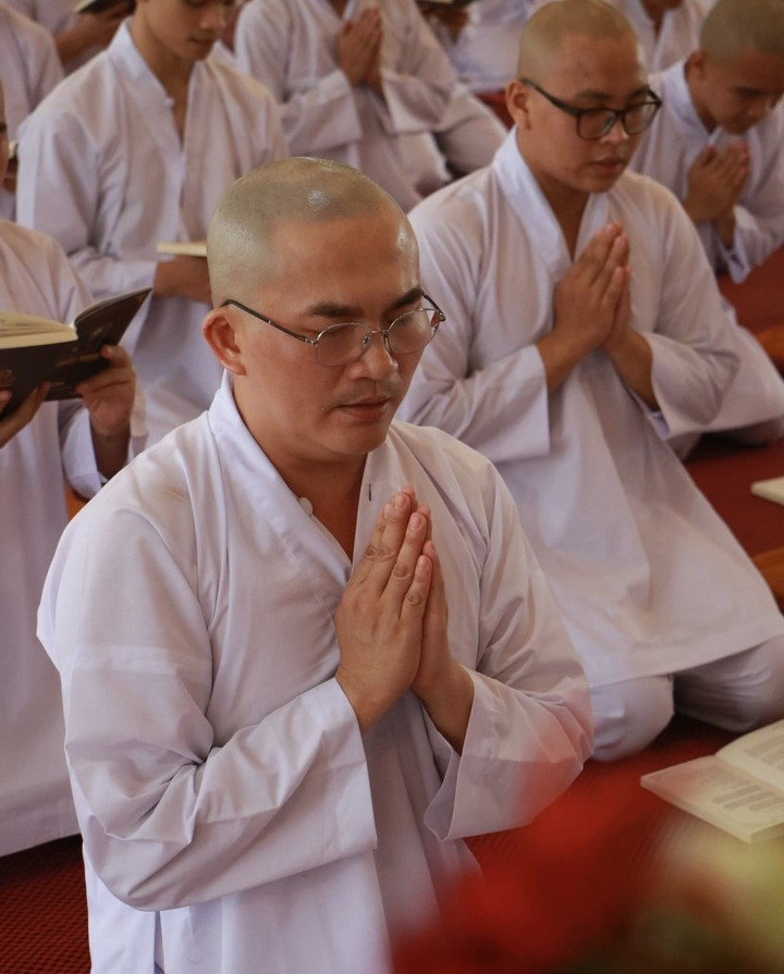 Loat sao Viet xuong toc xuat gia gieo duyen khien cong chung ngo ngang-Hinh-3