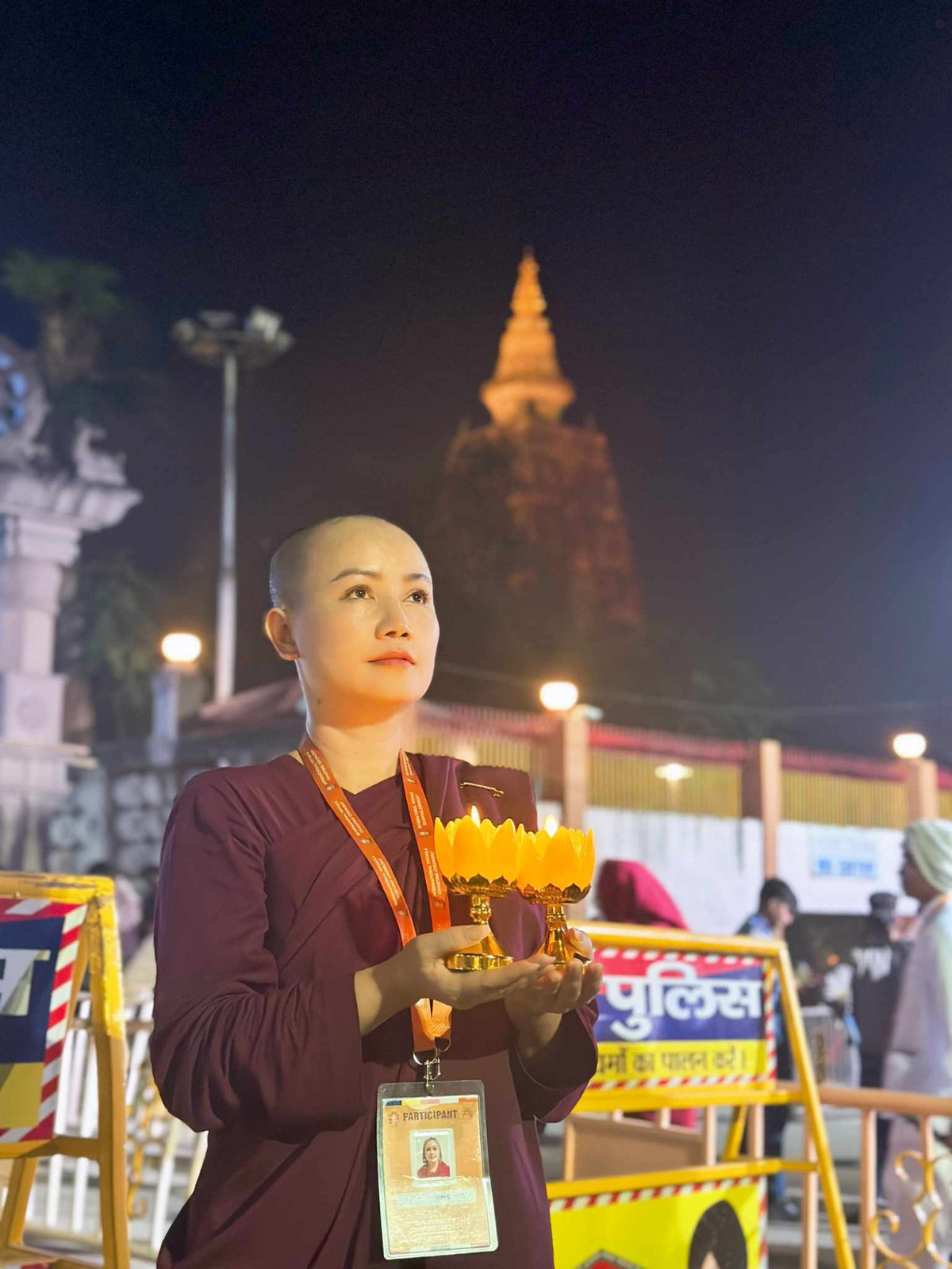 Loat sao Viet xuong toc xuat gia gieo duyen khien cong chung ngo ngang