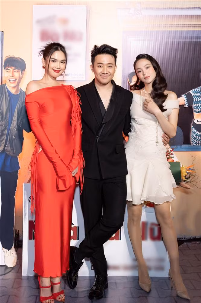  Minh Hằng vốn là một trong những mỹ nhân Việt sở hữu body cực chuẩn trong showbiz. Sau khi lấy chồng, "bé Heo" không "bỏ cuộc chơi" mà vẫn liên tục chạy show sự kiện, hoàn thành các dự án phim vô cùng năng suất. Xuất hiện trong một sự kiện mới, nữ diễn viên khiến nhiều người nghi ngờ đang mang thai 3 tháng vì vòng 2 lùm lùm bất thường. Minh Hằng tay trong tay cùng Ngọc Trinh trên thảm đỏ sự kiện chứ không phải ông xã. Trong những hình ảnh của ban tổ chức, Minh Hằng duyên dáng và thanh thoát trong bộ đầm trắng trễ vai.