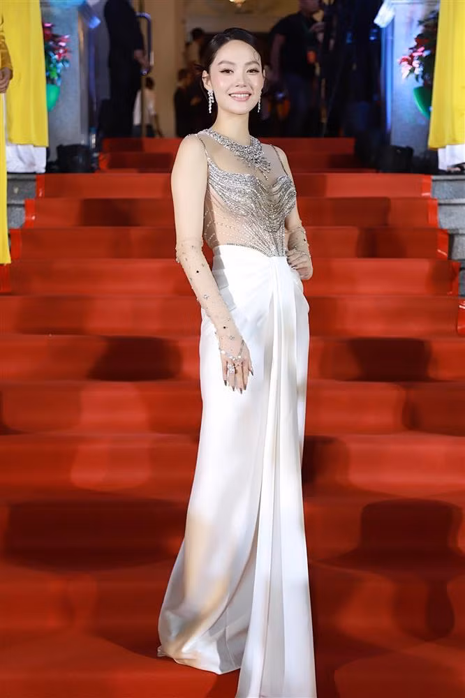 Trong một sự kiện trước đó 1 ngày, bụng Minh Hằng vẫn rất gọn trong bộ đầm xuyên thấu gần như toàn bộ thân trên.