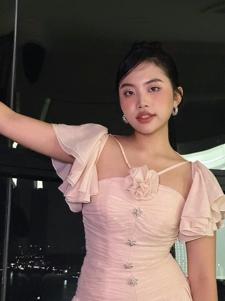 Thời gian gần đây, mỗi lần xuất hiện, "cô bé dân ca" ngày nào giờ luôn khiến cư dân mạng xuýt xoa với nhan sắc ngày càng thăng hạng cùng phong cách ngày càng trưởng thành. Điển hình như hình ảnh vừa được Phương Mỹ Chi chia sẻ trên trang cá nhân mới đây. Giọng ca Quê Em Mùa Nước Lũ diện trang phục ôm sát cơ thể, khoe vóc dáng của một cô thiếu nữ tuổi đôi mươi ngày càng nuột nà. Hình ảnh mới nhất của Phương Mỹ Chi khiến tiếp tục khiến nhiều người xuýt xoa. Không còn những bộ trang phục nhí nhảnh, Phương Mỹ Chi nay thay đổi phong cách với bộ cánh ôm lấy đường cong màu nude nhã nhặn.