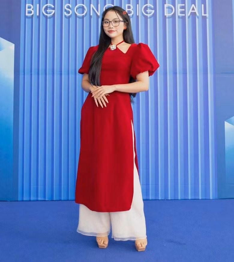 Từ ngày tập trung phát triển sự nghiệp âm nhạc một cách nghiêm túc và trở thành "chủ tịch", Phương Mỹ Chi có những nét chấm phá mới trong khoảng thời trang.