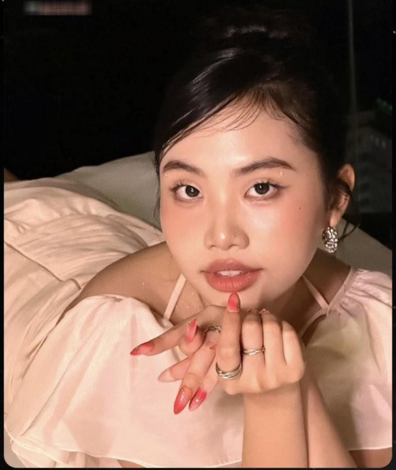 ô nàng còn có những hình ảnh "giường chiếu" với những pose dáng ngày càng nữ tính. Cách đây không lâu, Phương Mỹ Chi vừa khiến nhiều người bất ngờ khi cho biết đã tạm dừng việc học để tập trung con đường ca hát. Nữ ca sĩ cũng trở thành một "chủ tịch" khi tự mở một công ty riêng phục vụ sự nghiệp âm nhạc của mình. Cũng từ khoảng thời gian đó, "cô bé dân ca" dần thay đổi phong cách thời trang. Không còn những bộ trang phục nhí nhảnh như trước, những tháng gần đây, Phương Mỹ Chi luôn xuất hiện với ngoại hình chỉn chu, trang phục ngày càng trưởng thành và nữ tính hơn.