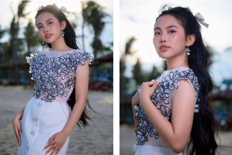 hương Mỹ Chi cũng bắt đầu được mời tham dự nhiều sự kiện thời trang quy tụ nhiều mỹ nhân trong làng hương sắc. Không "ăn theo" những bộ cánh cắt xẻ táo bạo, "cô bé dân ca" thể hiện sự trưởng thành về phong cách với những thiết kế nhã nhặn, khéo vừa vặn để có thể tôn lên 3 vòng lụa là.