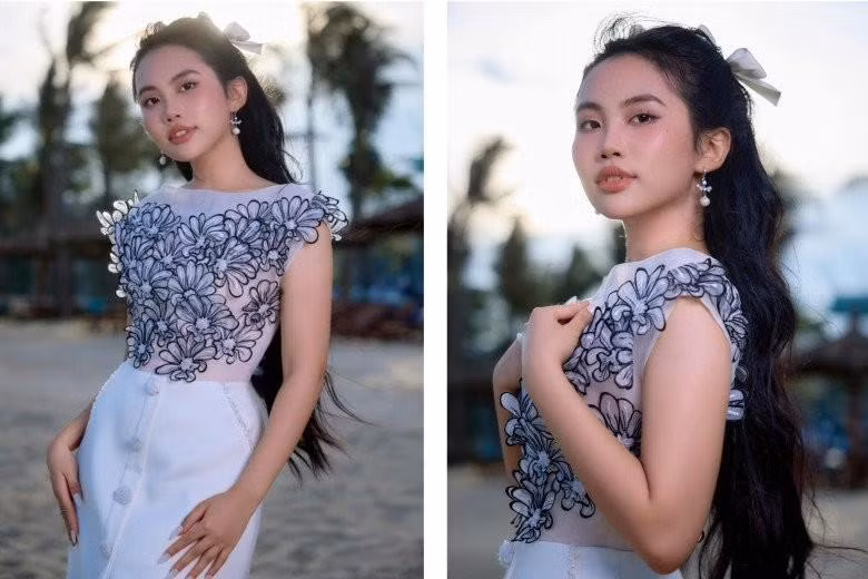 Phương Mỹ Chi cũng bắt đầu được mời tham dự nhiều sự kiện thời trang quy tụ nhiều mỹ nhân trong làng hương sắc. Không "ăn theo" những bộ cánh cắt xẻ táo bạo, "cô bé dân ca" thể hiện sự trưởng thành về phong cách với những thiết kế nhã nhặn, khéo vừa vặn để có thể tôn lên 3 vòng lụa là.