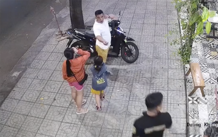 Quên ví chứa 200 triệu ở quán, check camera phát hiện điều bất ngờ Quen vi chua 200 trieu o quan, check camera phat hien dieu bat ngo