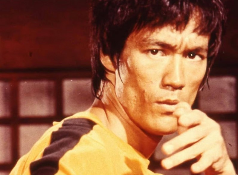 Kỹ thuật này đòi hỏi duy trì áp lực lên động mạch cảnh. Người trúng đòn sẽ bất tỉnh (và có khả năng bị tổn thương não) chỉ trong vài giây. Tuy vậy, việc tác động vào động mạch cảnh không giải thích được những cái chết bị trì hoãn, trừ khi động mạnh cảnh bị tổn hại gây ra các chứng bệnh đông máu lâu dài.