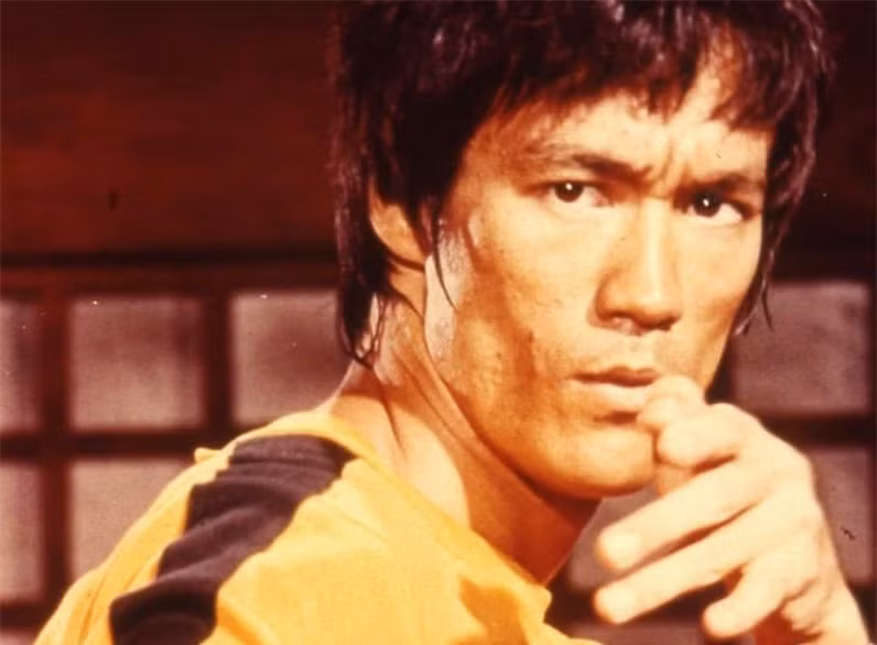 Kỹ thuật này đòi hỏi duy trì áp lực lên động mạch cảnh. Người trúng đòn sẽ bất tỉnh (và có khả năng bị tổn thương não) chỉ trong vài giây. Tuy vậy, việc tác động vào động mạch cảnh không giải thích được những cái chết bị trì hoãn, trừ khi động mạnh cảnh bị tổn hại gây ra các chứng bệnh đông máu lâu dài.