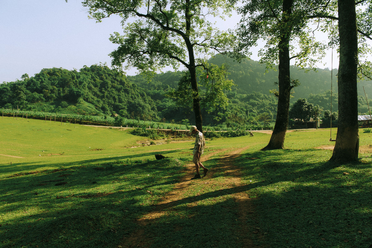 Ngoài Bãi Bùi, nếu đến xã Ngọc Lâu, du khách có thể kết hợp ghé thăm một số điểm đến hấp dẫn trong vùng như giếng nước thần ở xóm Khộp, hang Băng hay khám phá các tọa độ check-in cách đó không quá xa như Thác Mu, trải nghiệm tắm suối mát,… và thưởng thức đặc sản địa phương thơm ngon nức tiếng.