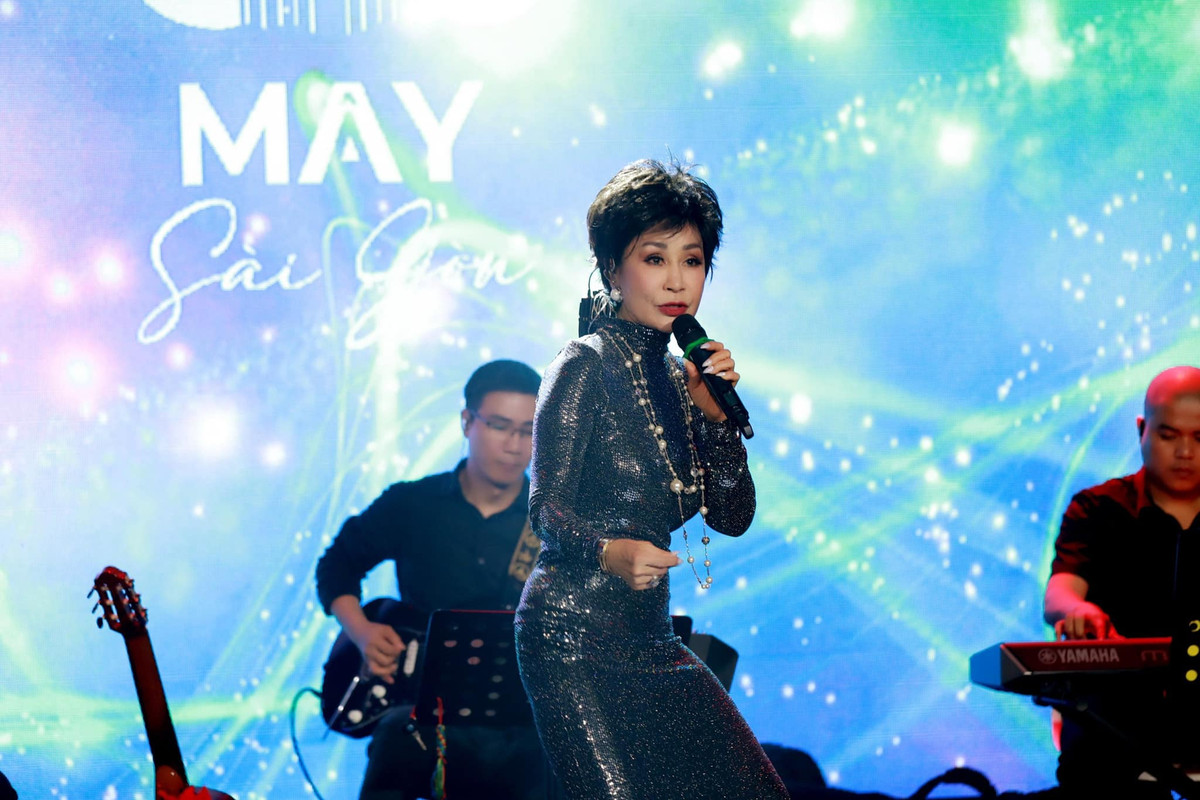 Cô cũng uống nhiều nước, khoảng 2 lít nước lọc mỗi ngày và ăn nhiều trái cây. Theo Khánh Hà từng chia sẻ với truyền thông, cô luôn sống tích cực, suy nghĩ tích cực không quan tâm tới thị phi đó cũng là lý do nữ danh ca trẻ lâu.