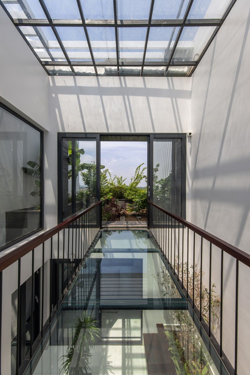 Tầng bốn được làm cao hơn các tầng dưới để tăng hiệu quả về thông gió. Người sử dụng ở tầng bốn sẽ ít cảm nhận được khí nóng ở phía trên mái do có khoảng cách lớn.