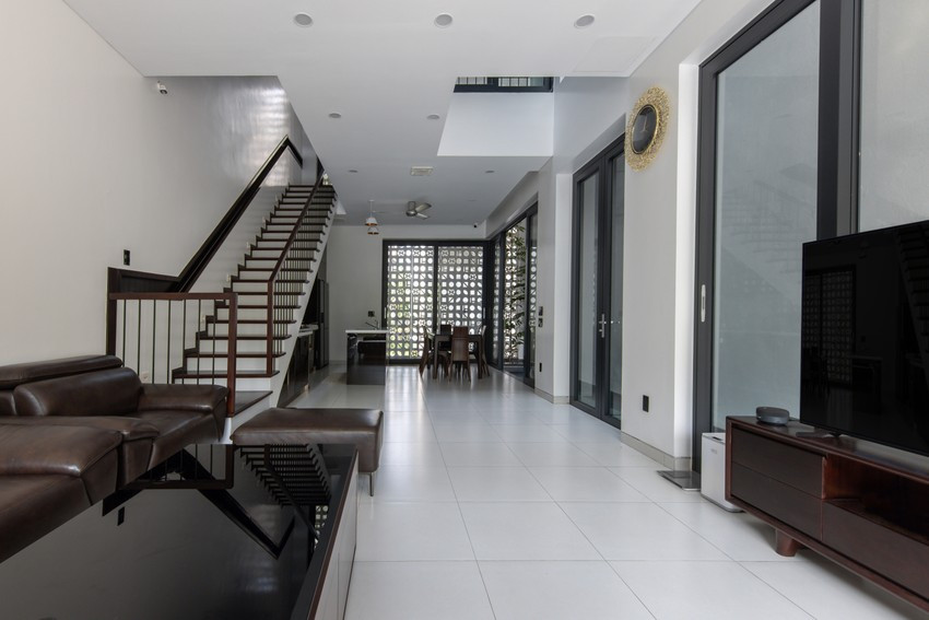 Phòng ngủ được bố trí ở tầng hai và ba. Tầng một phục vụ cho nhu cầu sử dụng chung và tầng bốn dành cho các hoạt động ngoài trời và có một vườn rau lớn để phục vụ gia đình.