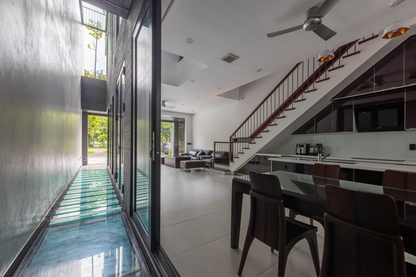 Kiến trúc sư đã tạo ra một khoảng không gian đệm bên sườn nhà để mở rộng tầm nhìn từ phía trong ngôi nhà.