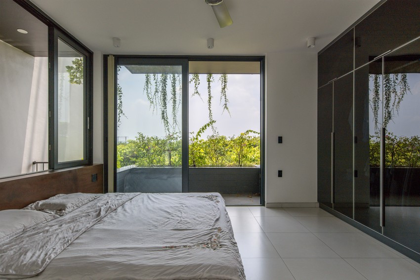 Bốn phòng ngủ trong nhà đều có từ 3-4 cửa để thông gió và lấy sáng tự nhiên, đây là điều cực hiếm ở trong các ngôi nhà ống tại Việt Nam.