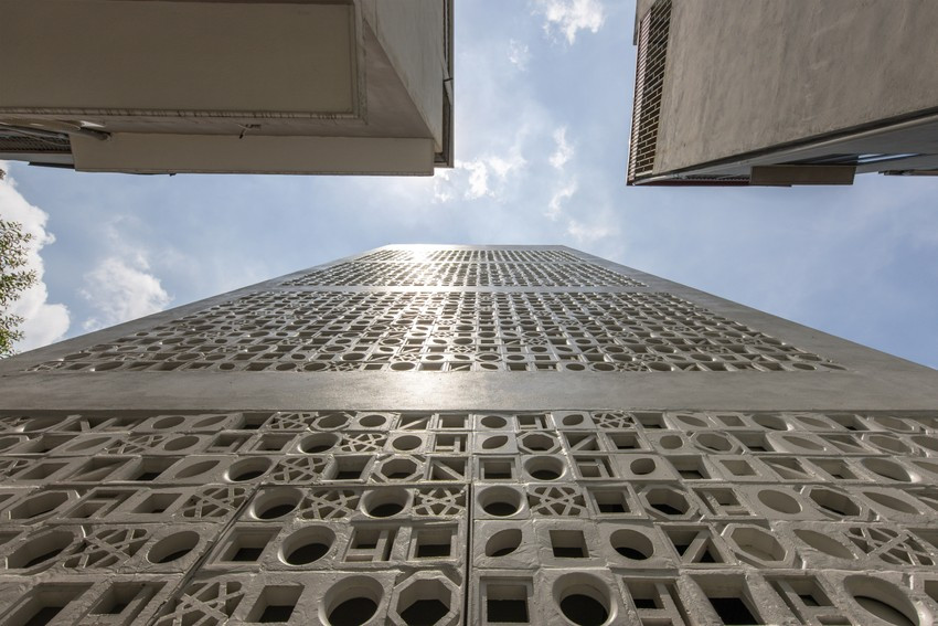 Ngôi nhà phố có bốn tầng với hai khối chức năng chính được liên kết với nhau qua cầu thang bộ và không gian nghỉ ngơi.